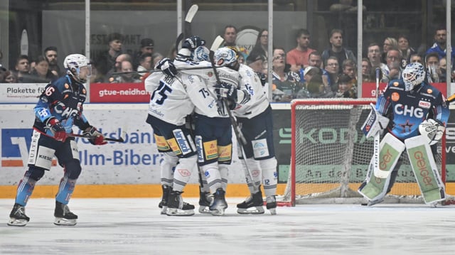 Die Dresdner Eislöwen jubeln über das 1:0 gegen Ravensburg