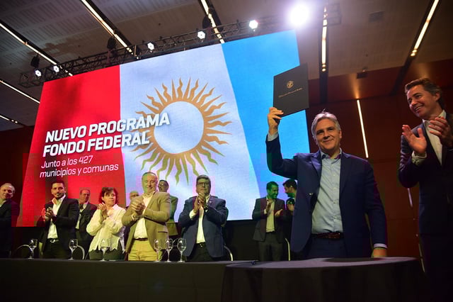 Acuerdo Federal. El gobernador Martín Llaryora encabezó un acto con más de 400 intendentes en el Centro de Convenciones de Ferial. &#34;Trabajamos para todos los cordobeses&#34;, aseguró.   (Pedro Castillo)
