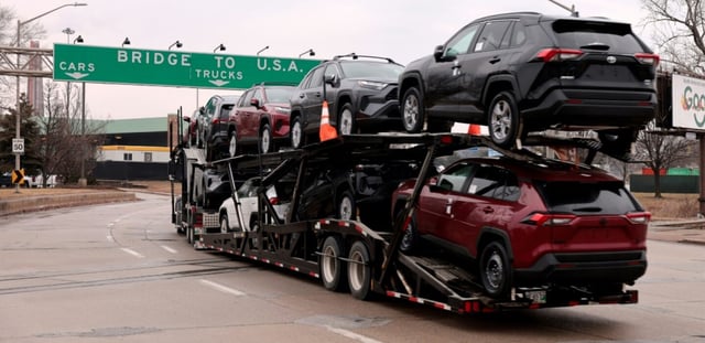 Un transporteur de voitures transporte des véhicules Toyota RAV4 sur le point de passer de Windsor (Ontario), au Canada, à Detroit (Michigan), aux Etats-Unis, le 3 février 2025