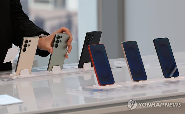 Samsung Electronics Co.'s smartphones are shown at the company's shop in southern Seoul, in this file photo taken Feb. 28, 2025. (Yonhap)