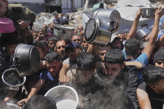 Palestinos en un reparto de comida en Beit Lahia (Gaza).