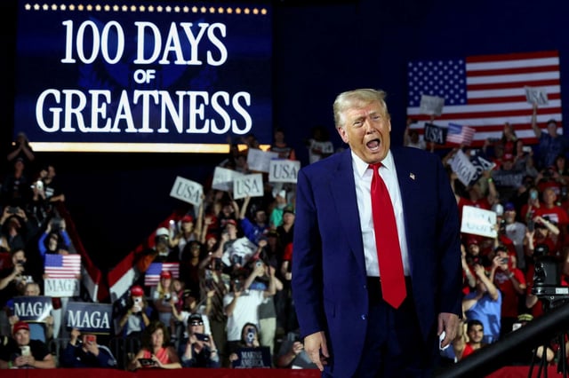 Donald Trump a fêté ses 100 jours au pouvoir avec un meeting à Warren, dans le Michigan, le 29 avril 2025.
