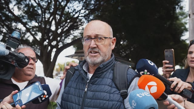 El exdiputado nacional del PSOE Juan Bernardo Fuentes (i) (Tito Berni), junto a su abogado Raúl Miranda salen de la Audiencia Provincial de Santa Cruz de Tenerife tras declarar por el caso Mediador.
