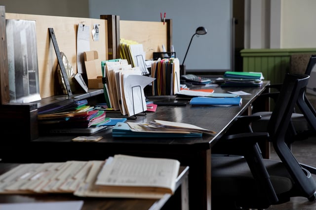 Desks sit empty inside the Grand Army of the Republic Building as employees continue to work remotely due to the coronavirus disease (COVID-19) pandemic in Detroit, Michigan, U.S., June 8, 2021. REUTERS/Emily Elconin/File Photo