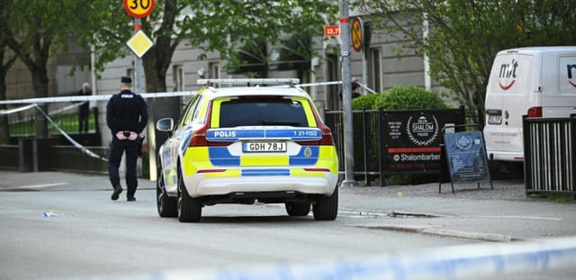 Des policiers bouclent les lieux d'une fusillade, dans le centre d'Uppsala, en Suède, le 29 avril 2025