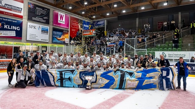 Meisterfoto Dresdner Eisloewen - DieMannschaft in Aufstellung hinter Plakat und Schale