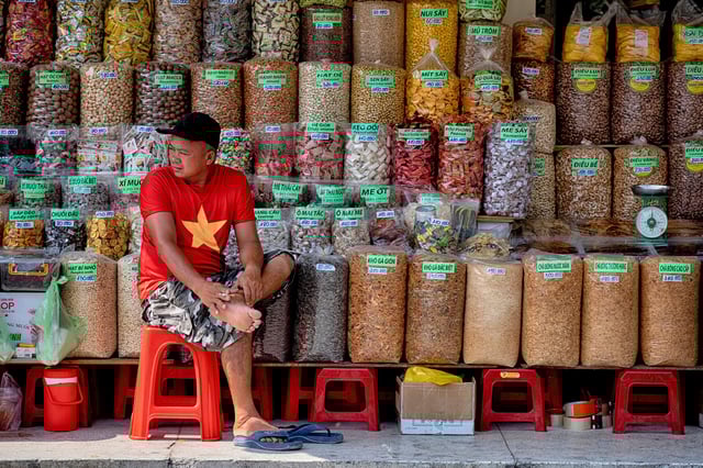 Un vendedor de especias espera a que lleguen clientes a su puesto en el mercado de Cholon, el martes en Ciudad Ho Chi Minh. (AP/Richard Vogel)