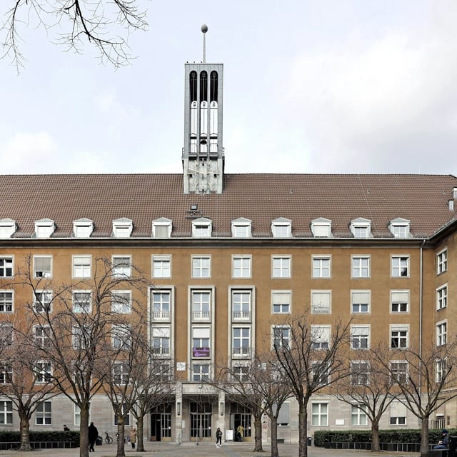 Bewohnerinnen und Bewohner von Mitte können im Rathaus Tiergarten einen Tag lang ohne Termin Passangelegenheiten klären.