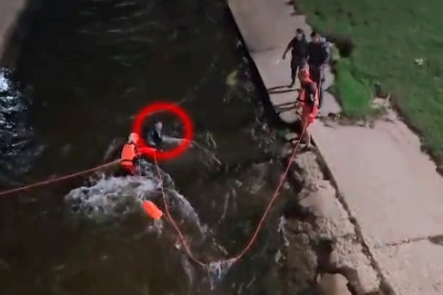 El sospechoso, al ser detenido. (Captura/Video Policía)