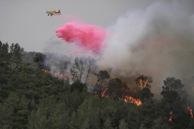 Ein Löschflugzeug im Einsatz