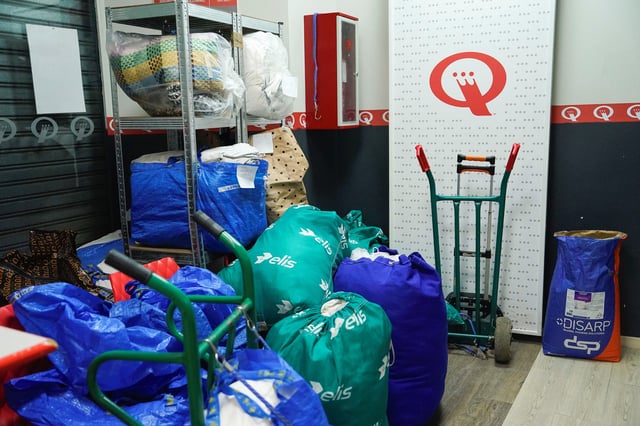 Piles of unwashed personal clothes and hotel laundry are stocked inside Speed Queen launderette the day after the outage in central Madrid, Spain, April 29, 2025. REUTERS/Ana Beltran