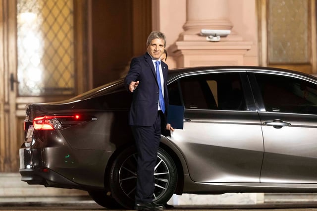 El ministro de Economía de Argentina, Luis Caputo, utilizó las redes sociales para dirigirse directamente a empresas por sus precios.