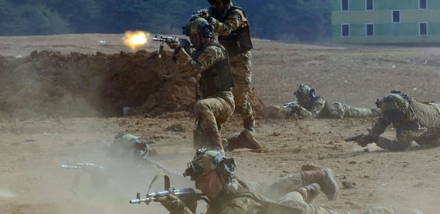 Photo diffusée par l'agence nord-coréenne KCNA, le 5 avril 2025, de soldats nord-coréens à l'entraînement dans un lieu indéterminé, le 4 avril 2025