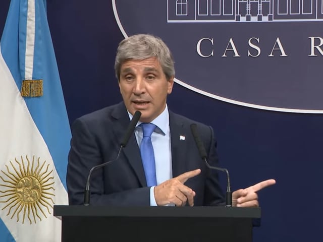 Luis Caputo anunció el levantamiento del cepo cambiario juntoa al presidente del BCRA Santiago Bausili