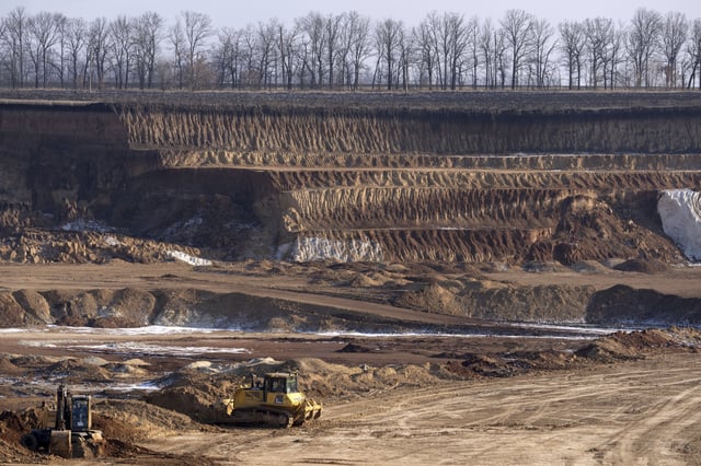 Wie im Ilmenit-Tagebau in der Region Kirowohrad werden in der Ukraine wertvolle Rohstoffe abgebaut, die USA wollen davon etwas abhaben.