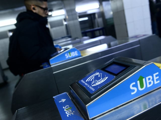 17-05-2024 - Buenos Aires Plaza Constitución- Luego de varias idas y vueltas hoy aumenta el subte: la tarifa mínima se va a 574 pesos. Foto Luciano Thieberger. FTP CLARIN LTH_6893.jpg Z Invitado