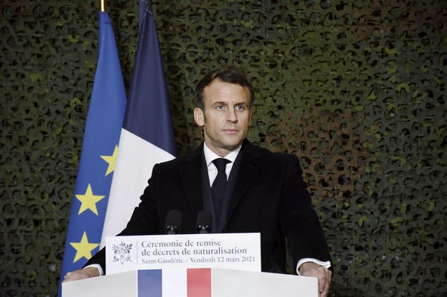 Emmanuel Macron a déclaré mercredi 30 avril 2025 que la France ne se définissait « ni par une race, ni par une religion », lors d’une cérémonie au siège de la légion étrangère, à Aubagne.
