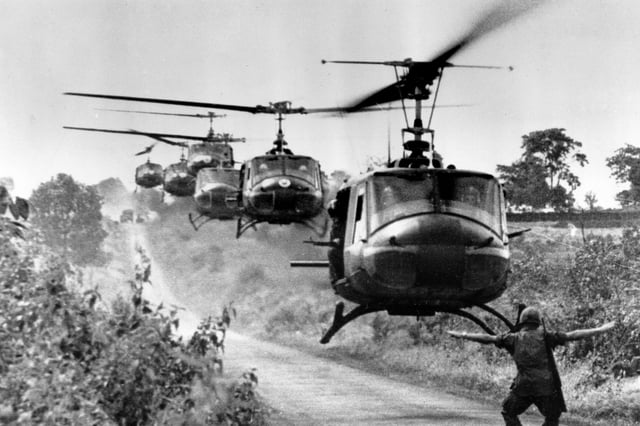 Helicópteros Huey, que transportan tropas de la 173ª Brigada Aerotransportada de Estados Unidos, se preparan para aterrizar cerca de la aldea montañesa de Plei Ho Drong en agosto de 1965.