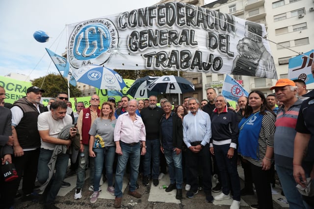 La cúpula de la CGT en la marcha de apoyo a los jubilados del 9 de abril pasado, antes del tercer paro general contra la gestión de Milei