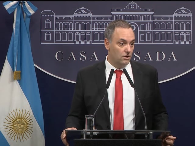 El vocero Manuel Adorni en la conferencia de prensa del jueves 3 de abril.