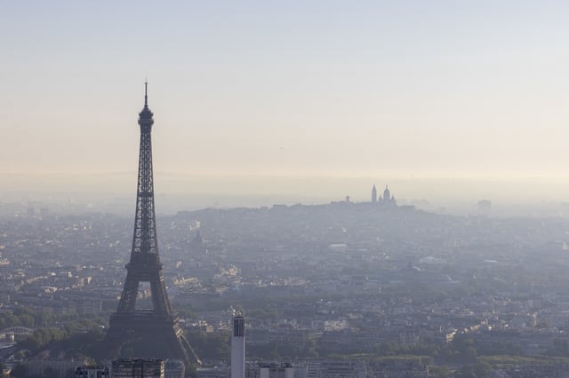 Vue sur Paris depuis le ballon captif Generali situé dans le Parc André Citroën dans le 15e arrondissement de Paris, le 29 avril 2025.