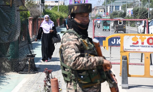 Un paramilitaire indien monte la garde dans une rue de Srinagar le 30 avril 2025. Le Premier ministre indien Narendra Modi a donné à l'armée une « liberté opérationnelle » pour répondre à une attaque meurtrière au Cachemire que New Delhi a imputée à son rival pakistanais, a déclaré un haut responsable du gouvernement le 29 avril.