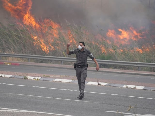 Un devastador incendio se desató en Jerusalén. Hay heridos y evacuados. Foto: EFE