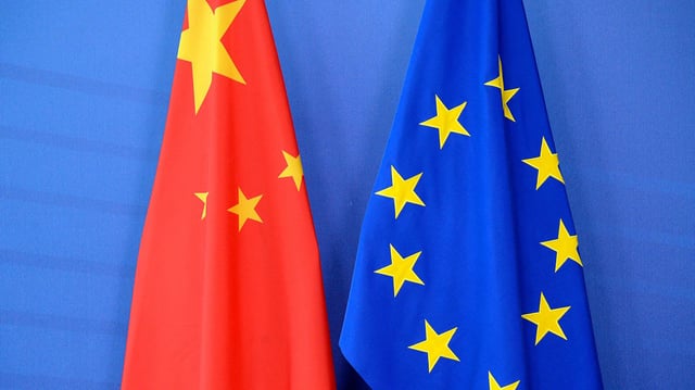 Flaggen von China und Europa stehen nebeneinander.