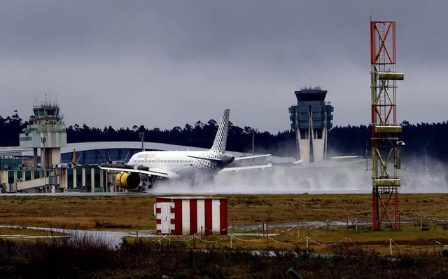 Un avión de Vueling tomando tierra en Lavacolla.