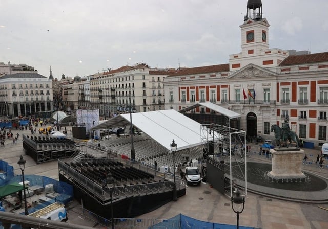 La Puerta del Sol, con la carpa gigante y las dos gradas para el público, preparado para el Dos de Mayo