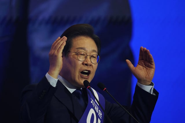 Lee Jae-myung delivers his speech during a national convention of South Korea's Democratic Party to choose their candidate for upcoming presidential election, in Goyang, South Korea, April 27, 2025.  REUTERS/Kim Hong-Ji/File Photo