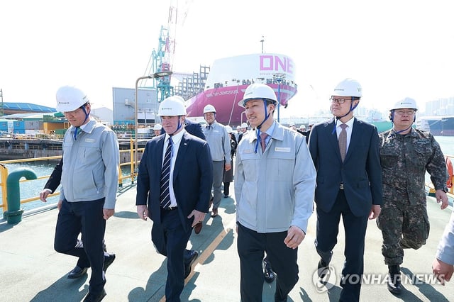 U.S. Secretary of the Navy John Phelan (2nd from L) visits the shipyard of HD Hyundai Heavy Industries Co. in the southeastern industrial city of Ulsan on April 30, 2025, in this photo released by Hyundai. (PHOTO NOT FOR SALE) (Yonhap)