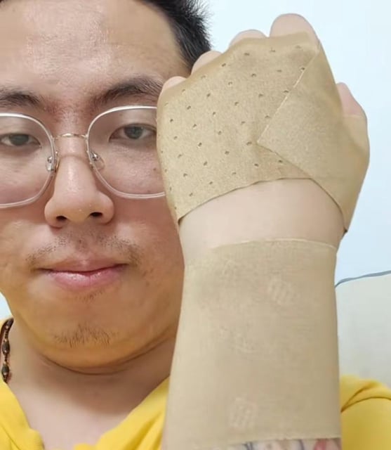 Jasmine’s Dad shows off the wrist brace he is forced to wear because of his joint problems. Photo: Baidu