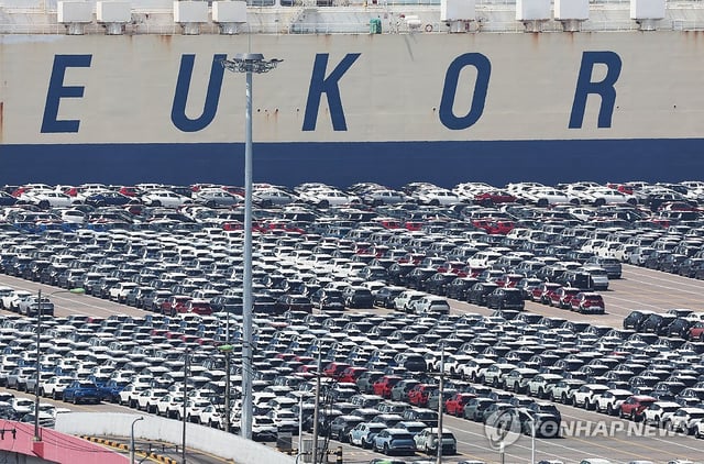 Cars are waiting to be exported at a port in Pyeongtaek, about 65 kilometers south of Seoul, on April 29, 2025. (Yonhap)