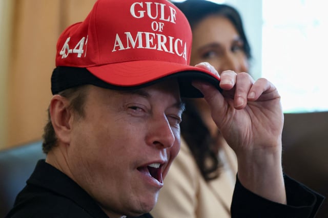 Le patron de Tesla Elon Musk a joint le geste à la parole, mercredi 30 avril, en se vantant de «porter beaucoup de casquettes».