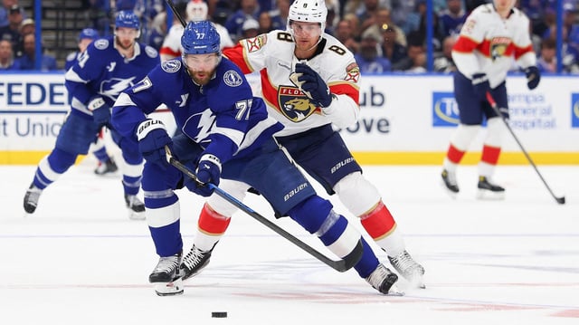Nico Sturm (hinten) im Zweikamf mit Victor Hedman