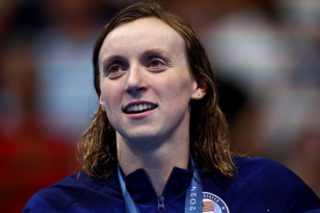 Paris 2024 Olympics - Swimming - Women's 800m Freestyle Victory Ceremony - Paris La Defense Arena, Nanterre, France - August 03, 2024. Gold medallist Katie Ledecky of United States celebrates on the podium after winning. REUTERS/Evgenia Novozhenina