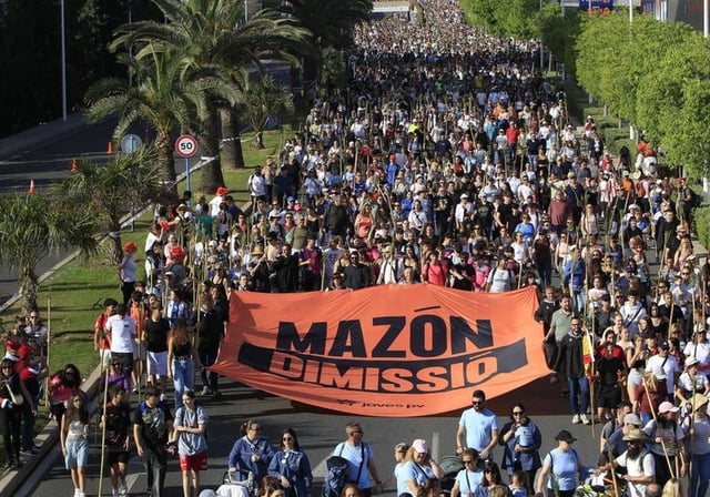 Pancarta con el lema &#39;Mazón dimissió&#39; en la romería de la Santa Faz de Alicante, este jueves