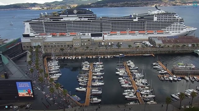 El «MSC Virtuosa» atracado hoy en Vigo.