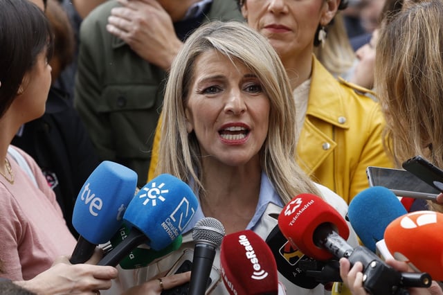 La vicepresidenta segunda del Gobierno y ministra de Trabajo, Yolanda Díaz, conversa con los periodistas al inicio de la manifestación del Primero de Mayo en Madrid, que este año lleva por lema "Proteger lo conquistado, ganar futuro".