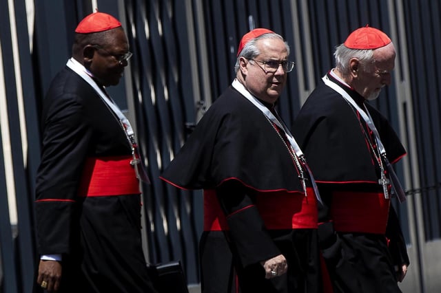 El cardenal argentino Ángel Rossi, centro, sale de la reunión de la congregación general, este miércoles.