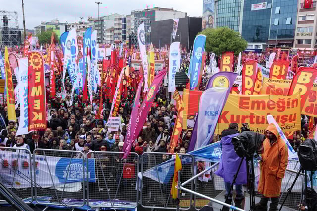 People gather to celebrate May Day, in Kadikoy, Istanbul, Turkey May 1, 2025. REUTERS/Dilara Senkaya
