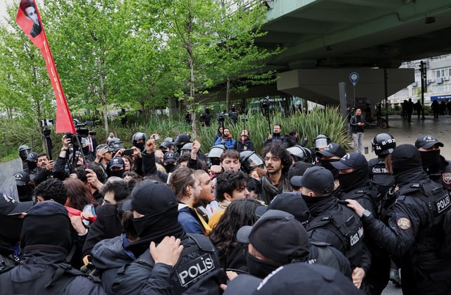 Protesters scuffle with riot police as they attempt to defy a ban and march on Taksim Square to celebrate May Day in Istanbul, Turkey May 1, 2025. REUTERS/Umit Bektas