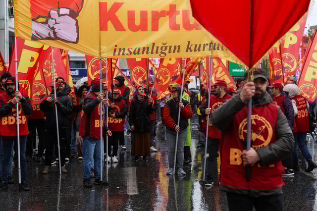 People carry banners as they march to celebrate May Day, in Kadikoy, Istanbul, Turkey May 1, 2025. REUTERS/Dilara Senkaya
