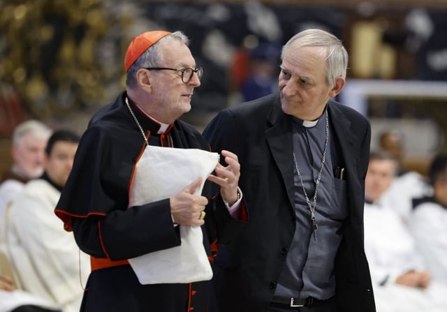 Los cardenales Matteo Zuppi (derecha) y Claudio Gugerotti hablan minutos antes de la quinta misa de las novendiales por la memoria de Francisco, ayer, en la basílica de San Pedro.  | EFE
