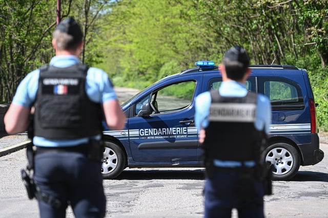 Des gendarmes devant la mosquée de La Grand-Combe, dans le Gard, le 25 avril.