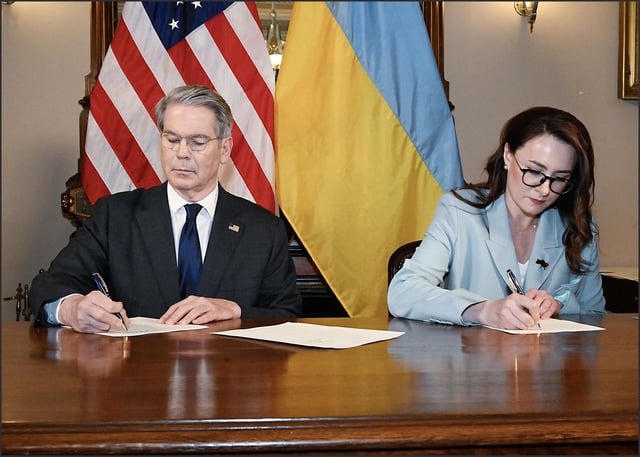 El secretario del Tesoro de EEUU, Scott Bessent, y la ministra de Economía de Ucrania, Yulia Svyrydenko, durante la firma del acuerdo de minerales.