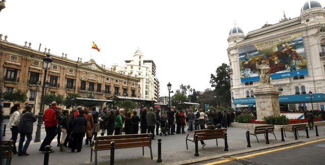 Largas colas frente al Centro Cultural Bancaja para ver la exposición "Visión de España" de Sorolla en 2010.