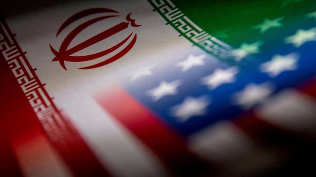 Die Flaggen des Iran und der USA 