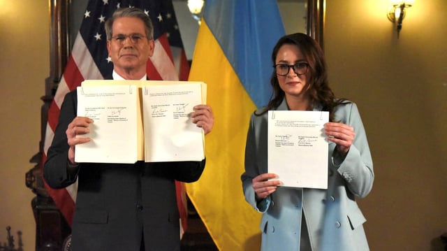 Le secrétaire au Trésor, Scott Bessent, and la vice-première ministre ukrainienne, Yulia Svyrydenko, posent après la signature de l’accord minier.